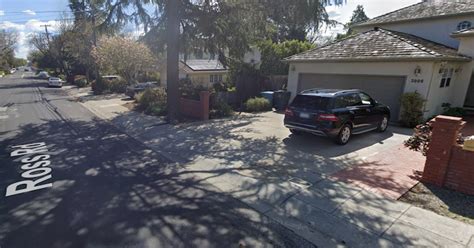 Palo Alto man robbed of necklace in his backyard